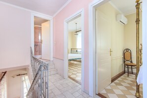 Villa, 3 chambres, balcon | Décoration personnalisée, ameublement personnalisé, bureau