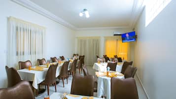 Se sirven desayunos, almuerzos, cenas y cocina local e internacional