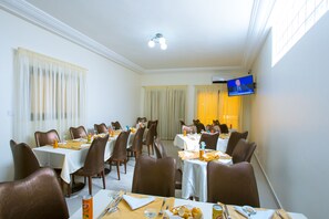 供應早餐、午餐、晚餐;本地及多國菜