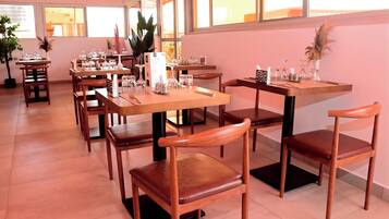 Petit déjeuner, déjeuner et dîner servis sur place