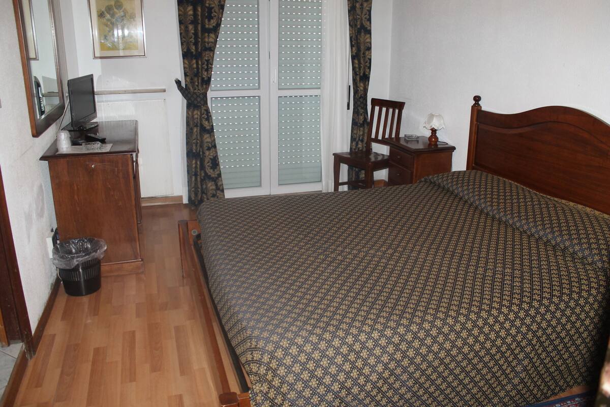 Minibar, escritorio, cunas gratuitas y wifi gratis