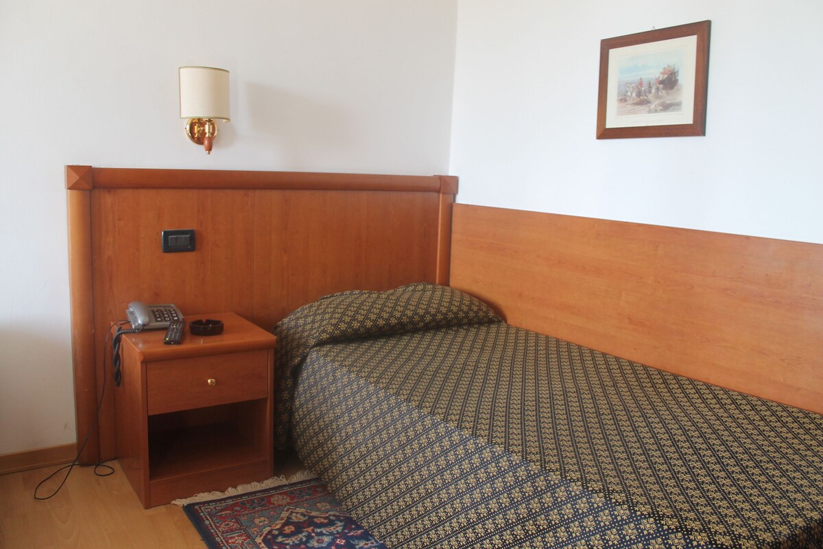 Minibar, escritorio, cunas gratuitas y wifi gratis 