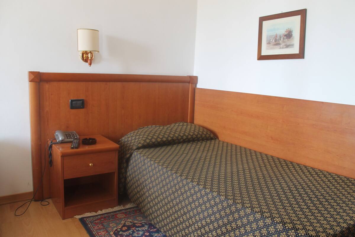Minibar, escritorio, cunas gratuitas y wifi gratis