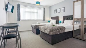 House | 5 bedrooms, individually furnished, desk, free WiFi