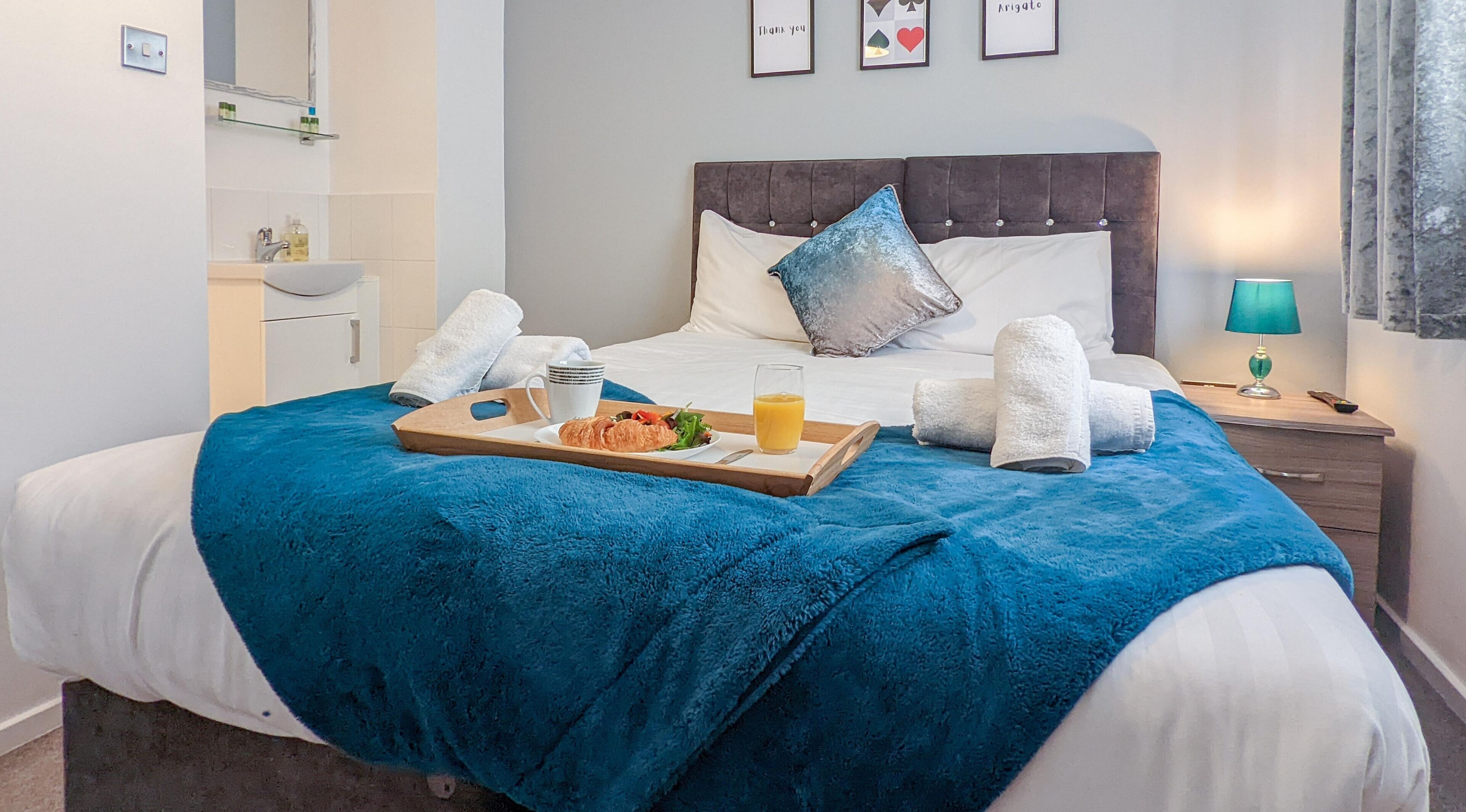 Ameublement personnalisé, bureau, Wi-Fi gratuit, draps fournis