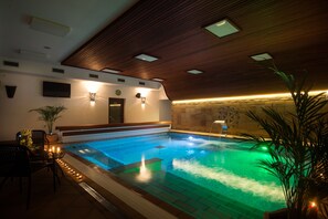 屋内プール、季節限定屋外プール、営業時間 9:00 ～ 19:00、サンラウンジャー