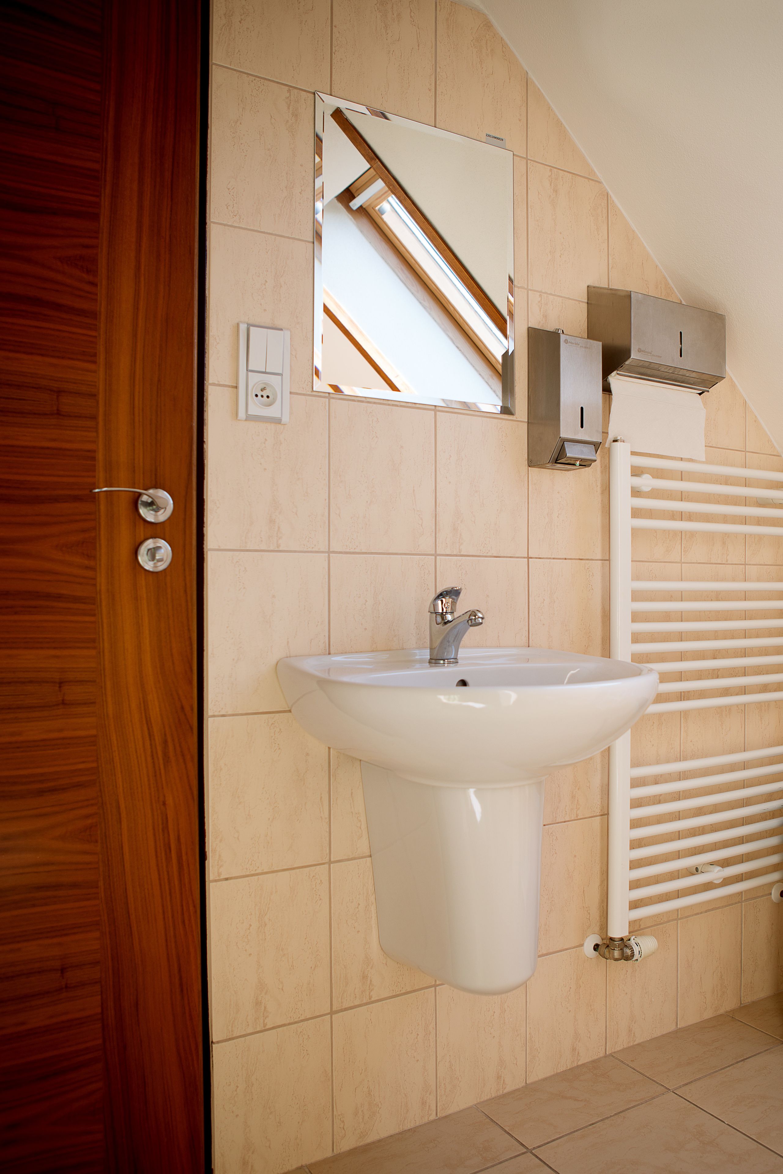 quadruple room | bathroom | shower, deep-soaking bathtub, free toiletries, towels