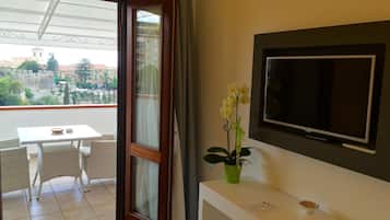 Habitación panorámica con 1 cama doble o 2 individuales, vistas al mar | Ropa de cama de alta calidad, minibar, caja fuerte y escritorio