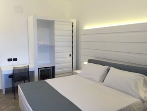 Double Room, Jetted Tub | Premium bedding, minibar, in-room safe, desk - Villa Il Barone (Tropea)