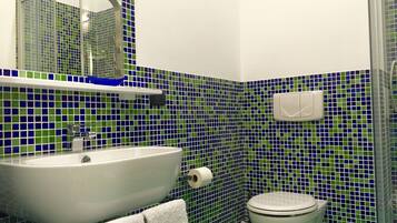 Habitación panorámica con 1 cama doble o 2 individuales, vistas al mar | Baño | Artículos de higiene personal gratuitos y bidé
