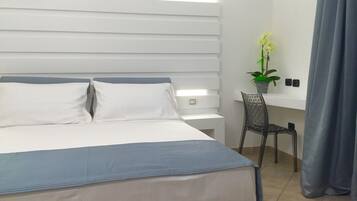 Habitación doble, bañera de hidromasaje | Ropa de cama de alta calidad, minibar, caja fuerte y escritorio