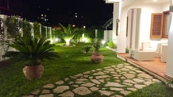Voorkant accommodatie - avond/nacht