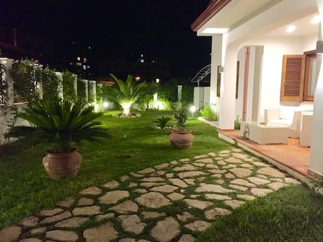 Fachada de la propiedad por la tarde o noche