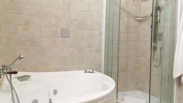 Kamar Double, jet tub | Kamar mandi | Perlengkapan mandi gratis dan kloset