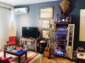 アパートメント | リビングルーム | 50 インチのプラズマテレビ (ケーブル放送視聴可)、テレビ、Netflix