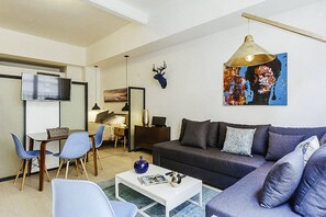 设计复式房, 1 张大床和 1 张沙发床, 厨房 | 起居区 | 平板电视