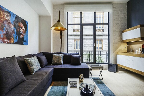 Loft de diseñador, 1 cama Queen size y sofá cama, cocina | Área de sala de estar | Televisión de pantalla plana