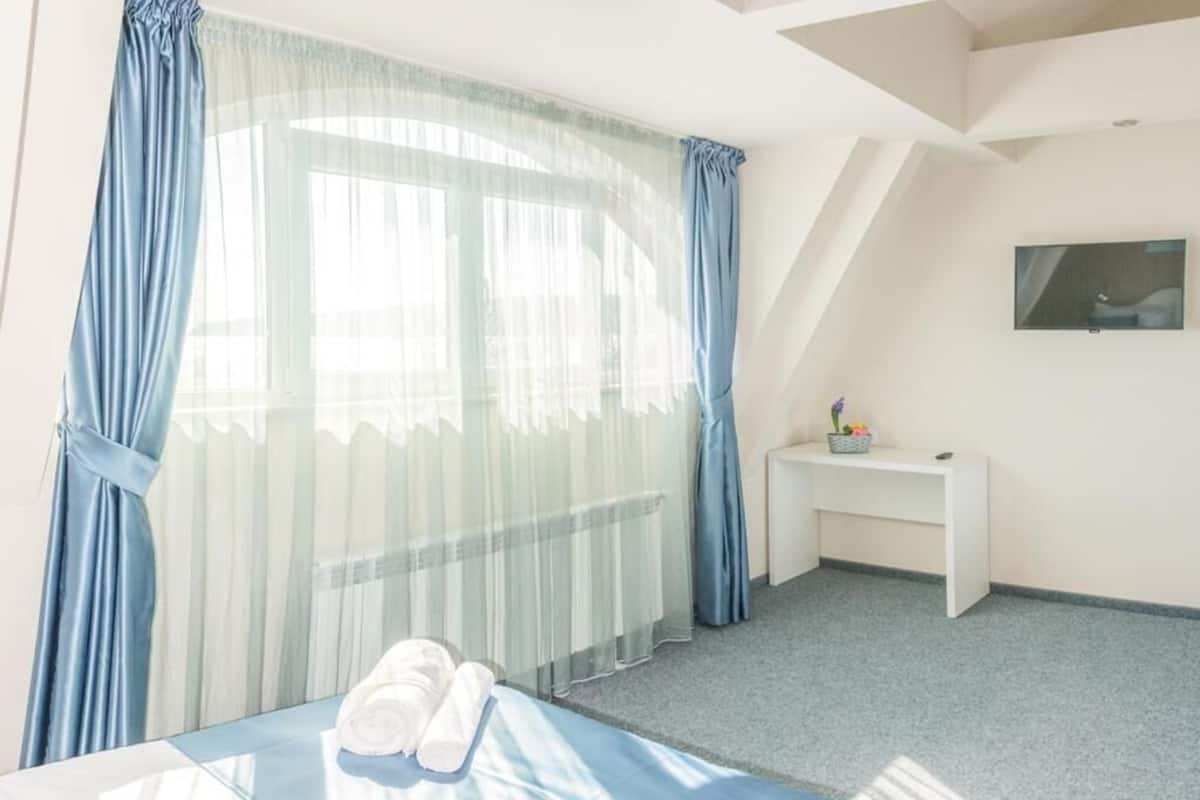 Chambre Double Panoramique | Minibar, coffres-forts dans les chambres, bureau