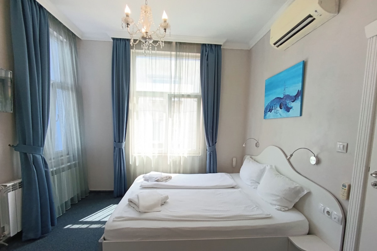Apartment, 1 Bedroom, Sea View | Minibar, caja fuerte, escritorio y espacio para trabajar con un portátil