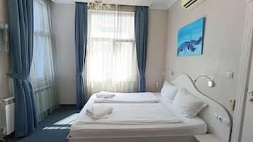 Apartment, 1 Bedroom, Sea View | Minibar, caja fuerte, escritorio y espacio para trabajar con un portátil