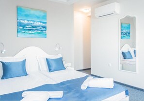 Minibar, in-room safe, desk, iron/ironing board - Hotel Belle Epoque Beach (Varna)