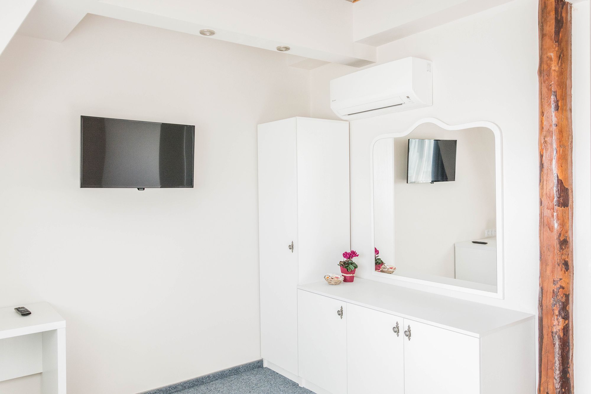 apartment, 1 bedroom, sea view | 1 bedroom, minibar, in-room safe, desk