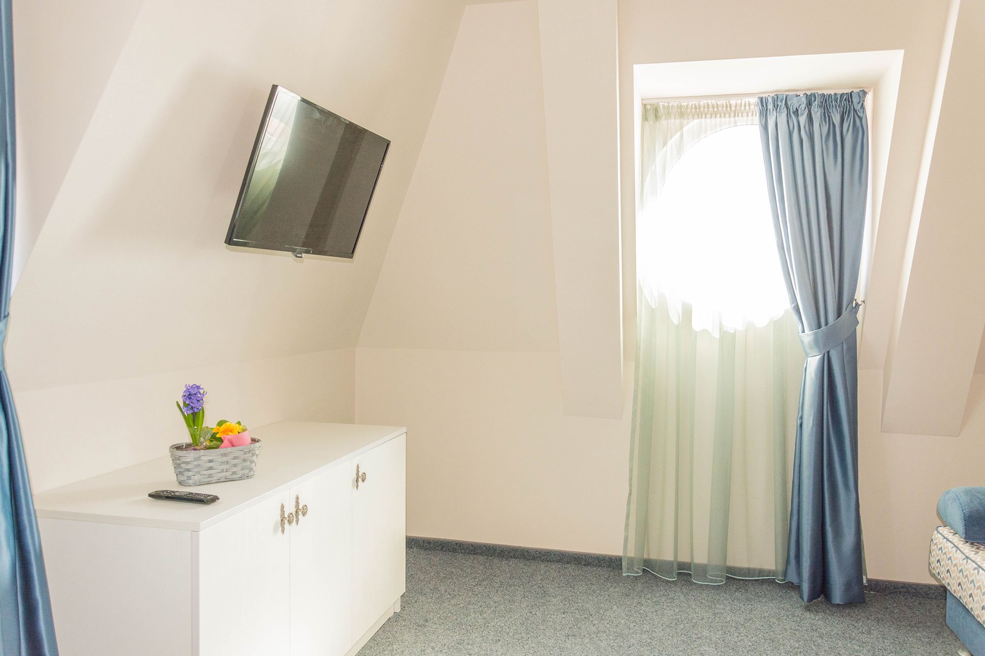 apartment, 1 bedroom, sea view | 1 bedroom, minibar, in-room safe, desk