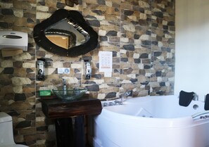 Luxury-Doppelzimmer | Badezimmer | Dusche, Regendusche, kostenlose Toilettenartikel, Haartrockner