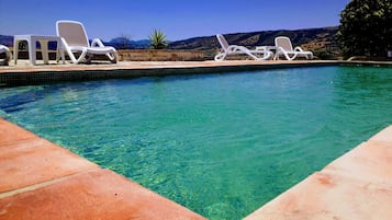 Piscine extérieure, chaises longues