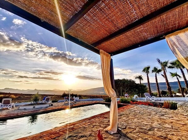 室外游泳池,日光浴躺椅