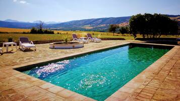 Piscine extérieure, chaises longues