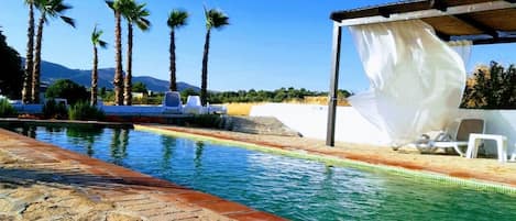 Piscina all'aperto, lettini