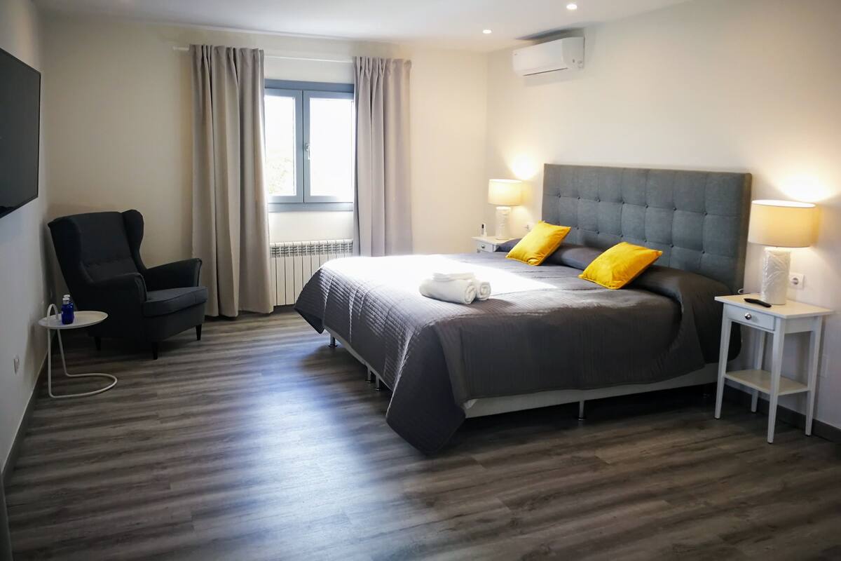 Luxury Executive Suite | Desk, soundproofing, WiFi (free), bed sheets