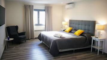 Bureau, chambres insonorisées, lits bébé (gratuits)