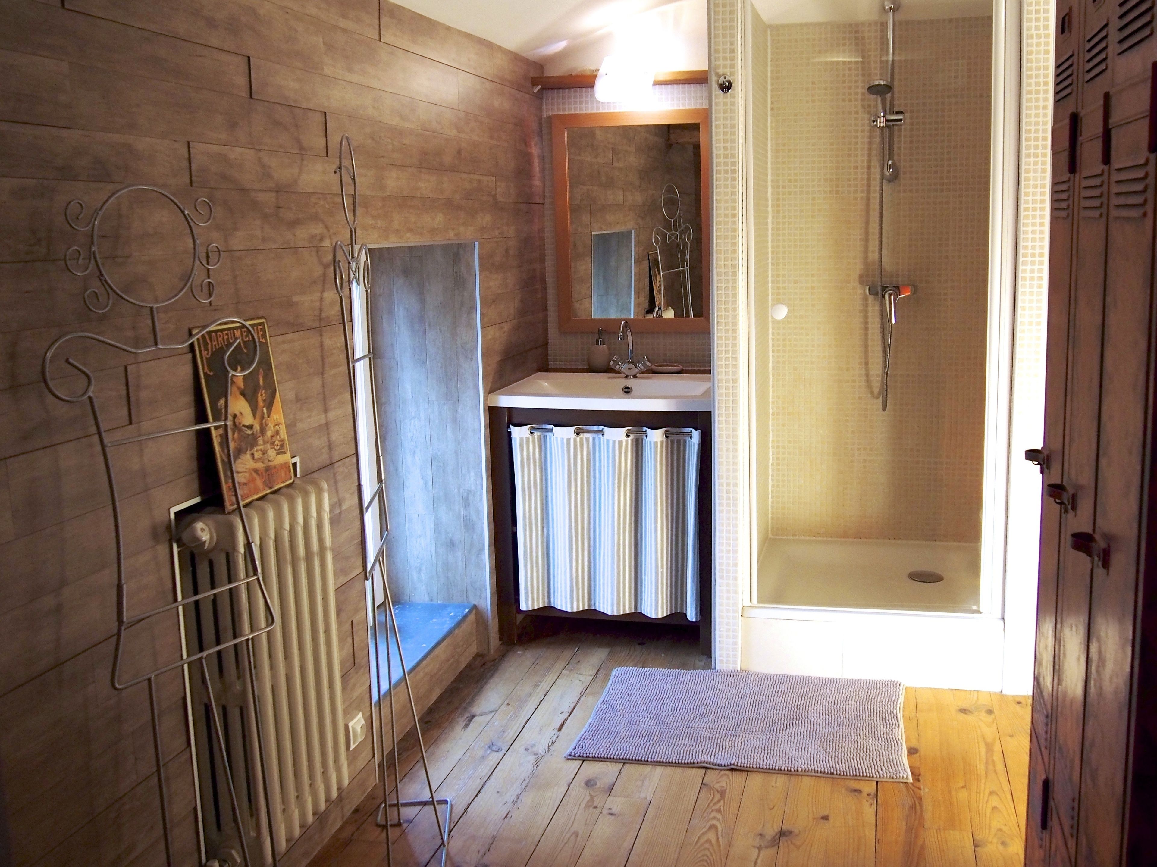 Family Room (Caramel) | Bathroom | Shower, towels