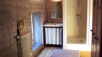 Family Room (Caramel) | Bathroom | Shower, towels
