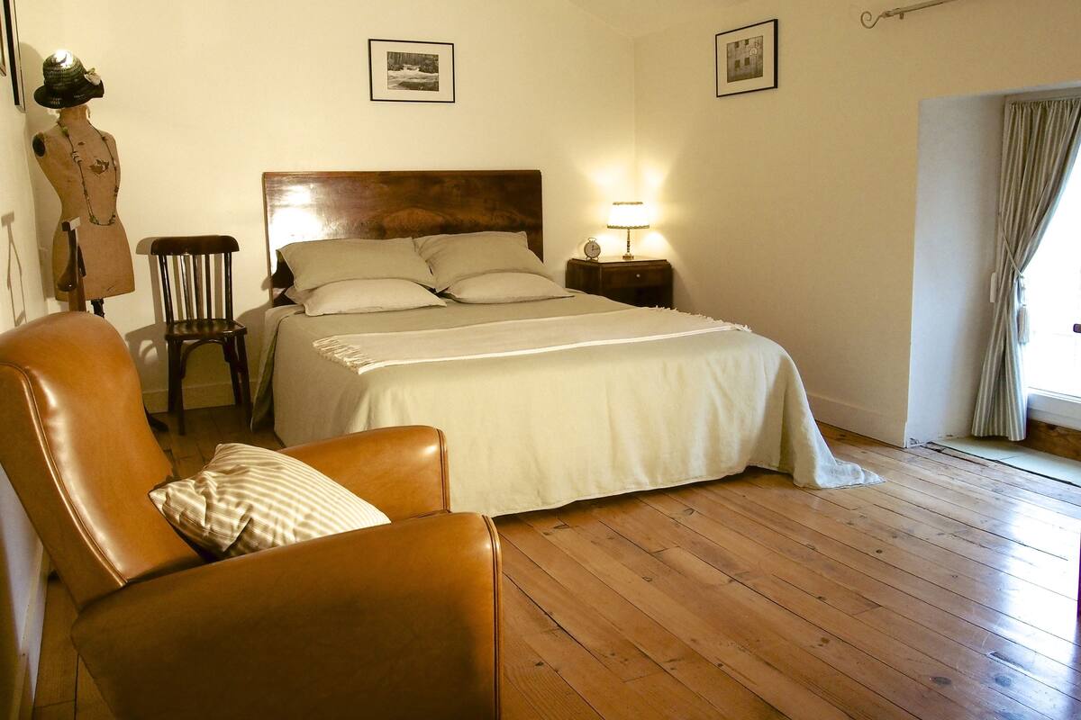 Chambre Familiale (Caramel) | Bureau, rideaux occultants, Wi-Fi gratuit, décoration personnalisée