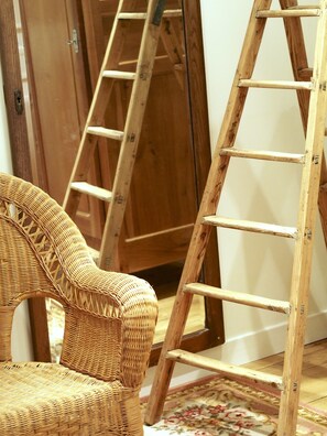 Habitación triple (Miel) | Decoración personalizada, muebles diferentes y escritorio