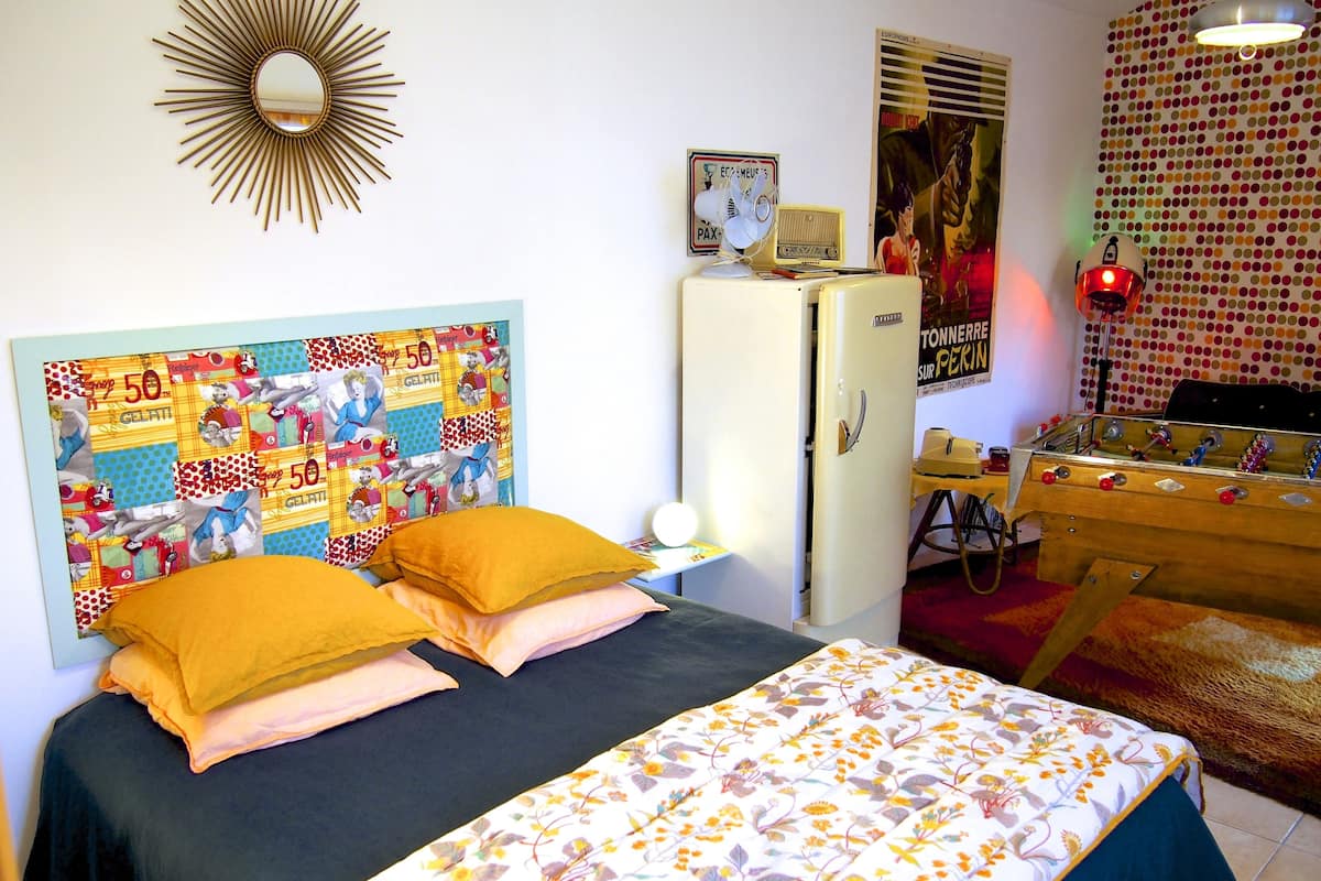 Chambre Double (Yéyé) | Bureau, rideaux occultants, Wi-Fi gratuit, décoration personnalisée
