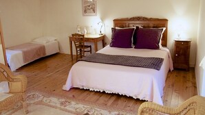 Triple Room (Miel) | Extra beds - Maison de la Malnaye Chambres d'hôtes (Les Lucs-sur-Boulogne)