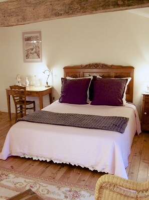 ห้องทริปเปิล (Miel) | ห้องพักตกแต่งอย่างมีเอกลักษณ์, ตกแต่งพิเศษโดยเฉพาะ, โต๊ะทำงาน