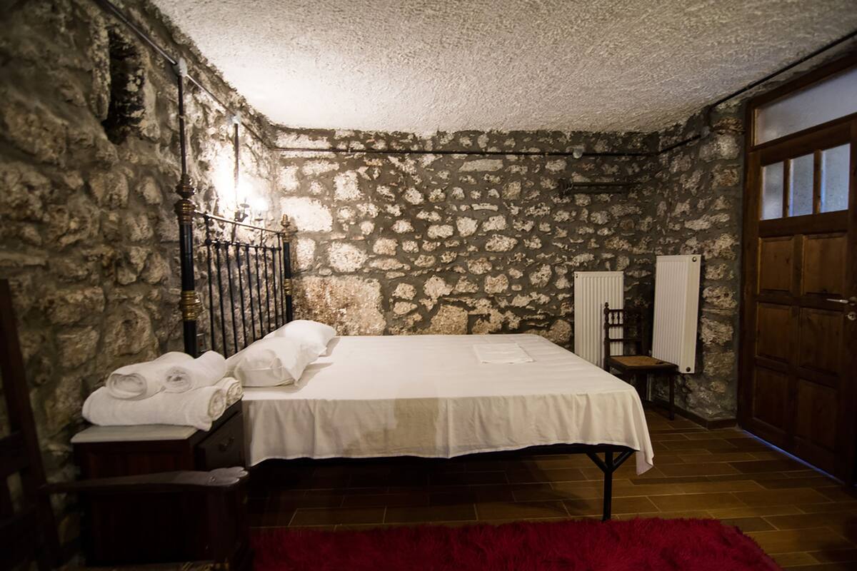 Free cribs/infant beds, bed sheets
