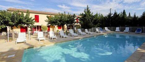 Una piscina al aire libre