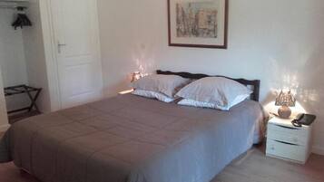 Rideaux occultants, fer et planche à repasser, Wi-Fi gratuit