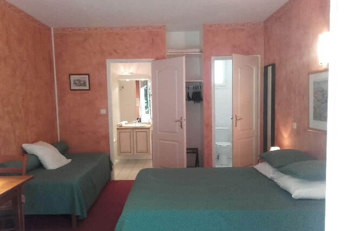 Cortinas blackout, tabla de planchar con plancha y wifi gratis