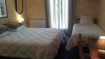 Habitación triple básica | Cortinas blackout, tabla de planchar con plancha y wifi gratis