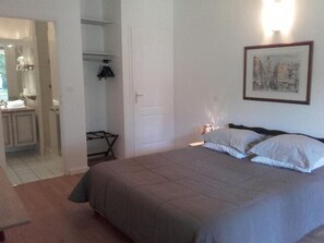 Cortinas blackout, tabla de planchar con plancha y wifi gratis 