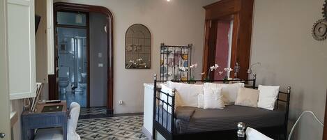 Premium bedding, free minibar items, individually furnished, desk