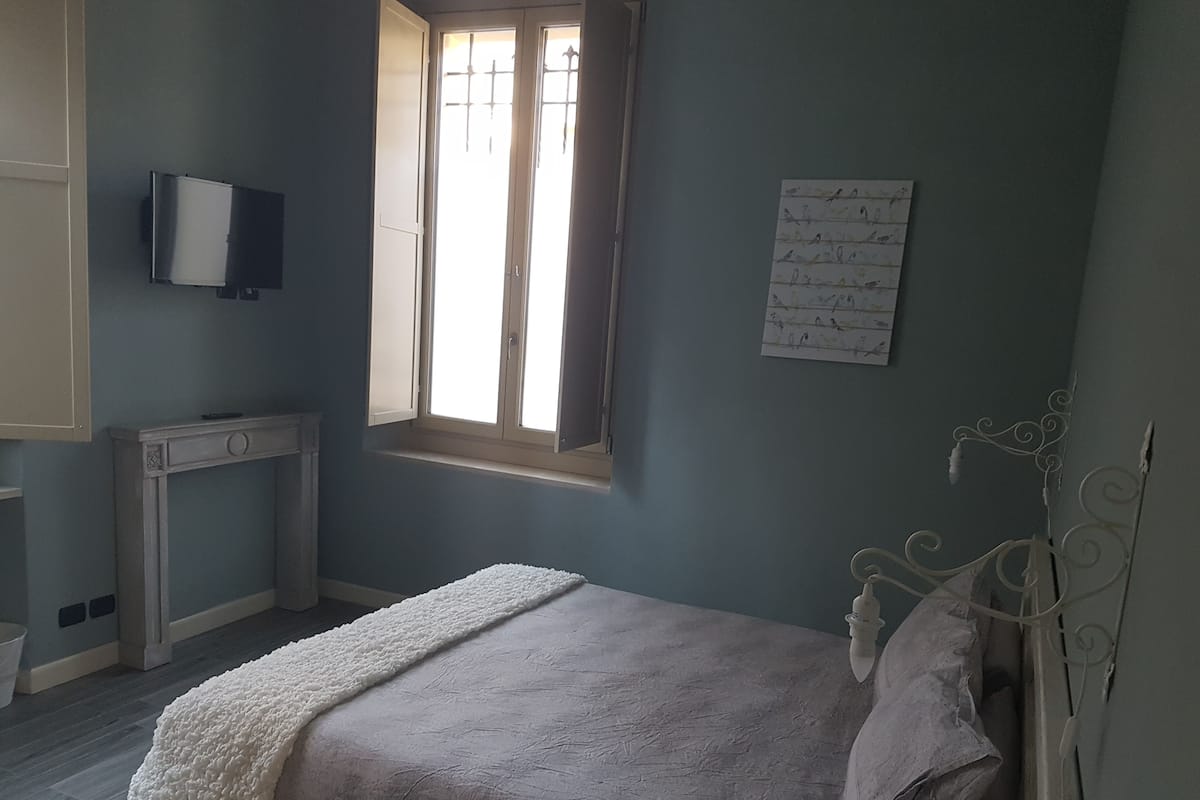 أغطية فراش متميزة ومأكولات ومشروبات مجانية في الميني بار ومكتب