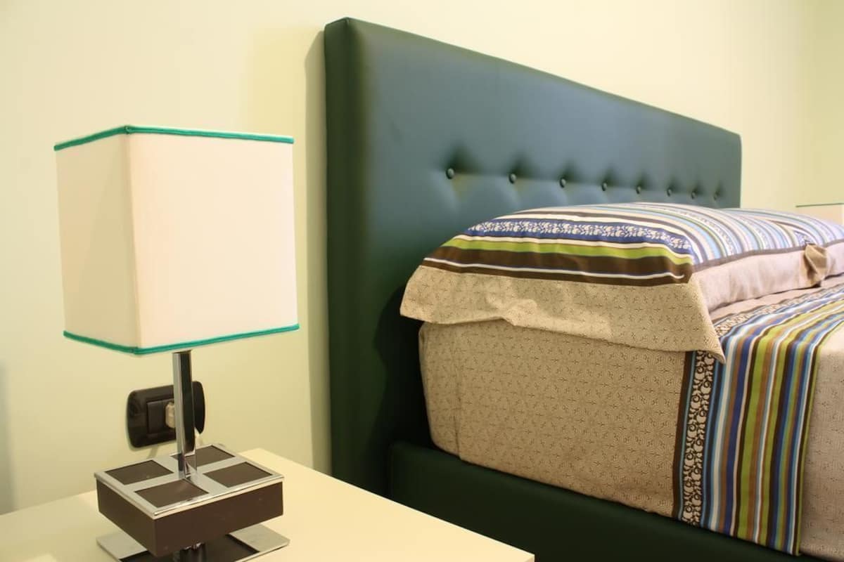 Comfort-Dreibettzimmer, mit Bad | Hochwertige Bettwaren, Zimmersafe, Schreibtisch, Babybetten